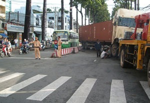 Xe kéo container mất lái, tông gãy trụ điện - 1 Xe kéo container mất lái, tông gãy trụ điện - 1