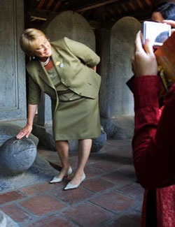 Phu nhân, phu quân các lãnh đạo APEC thăm Văn Miếu  - 1