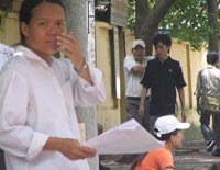 Sau 2/3 thời gian, đề thi và lời giải được bán ngay cổng trường - 1 Sau 2/3 thời gian, đề thi và lời giải được bán ngay cổng trường - 1