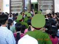 Kết cục của vòng xoáy tình-tiền-tội? - 1 Kết cục của vòng xoáy tình-tiền-tội? - 1