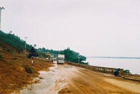 Nghệ An: Sạt núi tại quốc lộ 46, giao thông ùn tắc và nguy hiểm - 2