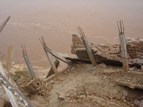 Sông Hồng “nuốt” bờ, dân không còn chỗ “chạy” - 1