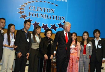 Bill Clinton cởi mở về HIV/AIDS với sinh viên Việt Nam  - 1