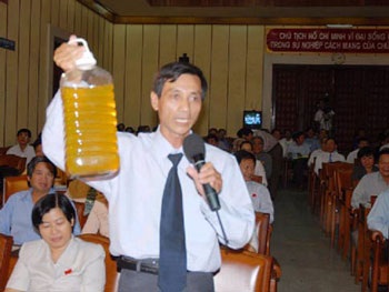 Đại biểu chất vấn Giám đốc Sở bằng “vật chứng” - 1