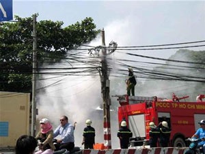 TPHCM: Cháy cột dây điện thoại và truyền hình cáp - 1