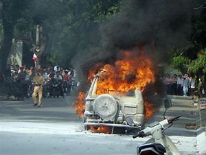 Xe Mitsubishi Jolie bốc cháy trên đường phố Hà Nội - 1