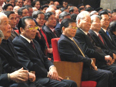 Tranh thủ cơ hội, vượt qua thách thức - 1 Tranh thủ cơ hội, vượt qua thách thức - 1