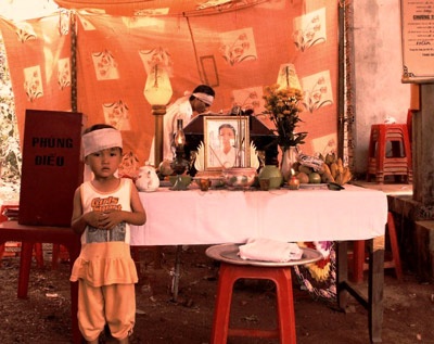 Côi cút cháu bé có cha mẹ bị thảm sát - 1