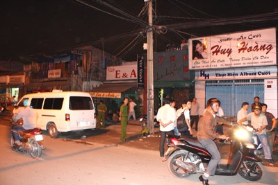 Chém nhau trên phố vì “cái nhìn nửa con mắt” - 1 Chém nhau trên phố vì “cái nhìn nửa con mắt” - 1