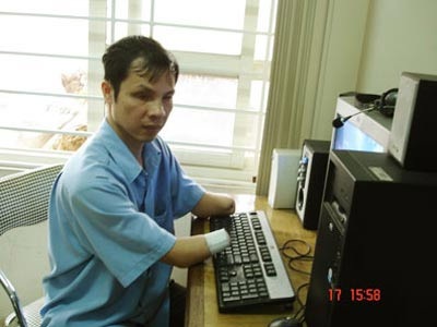 Người đàn ông dùng môi đọc chữ - 2 Người đàn ông dùng môi đọc chữ - 2