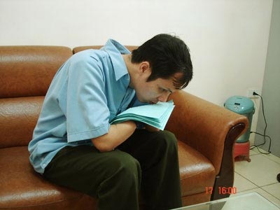Người đàn ông dùng môi đọc chữ - 1 Người đàn ông dùng môi đọc chữ - 1