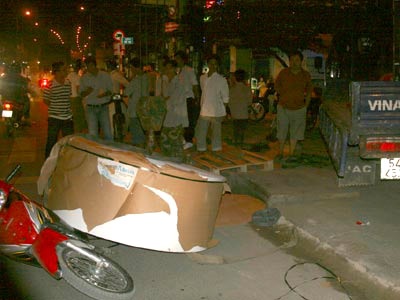 Cuộn giấy nặng vài trăm kg “từ trên trời rơi xuống” - 1