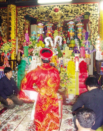Kiếm bộn tiền trên chiếu hầu đồng - 2 Kiếm bộn tiền trên chiếu hầu đồng - 2
