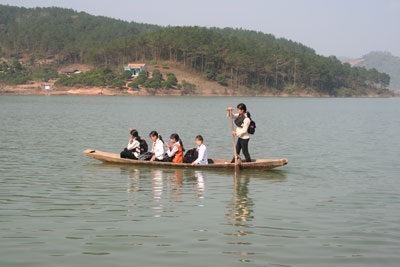 Chòng chành vượt hồ tìm chữ - 3