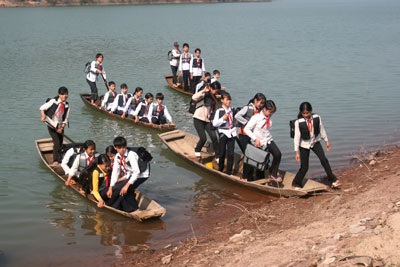 Chòng chành vượt hồ tìm chữ - 2