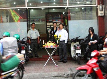 Mùng 8 Tết, công sở vẫn đậm vị... “ăn chơi” - 1 Mùng 8 Tết, công sở vẫn đậm vị... “ăn chơi” - 1