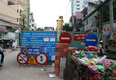 Rào đường ẩu - Không chỉ ùn tắc giao thông... - 1