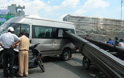 Xe ba gác đâm ô tô, 10 người thoát chết  - 1