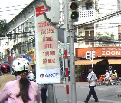 Cấm quảng cáo bằng băng rôn trên đường - 1 Cấm quảng cáo bằng băng rôn trên đường - 1