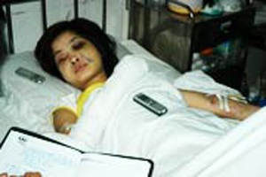 Nữ nhân viên gội đầu thư giãn bị chủ tra tấn dã man - 1