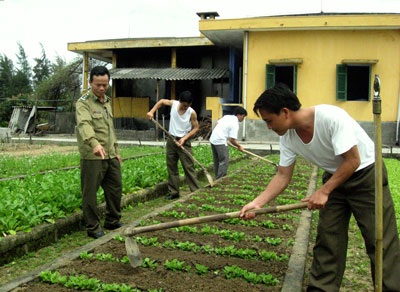 Người lính làm “phao cứu sinh” trên biển - 2 Người lính làm “phao cứu sinh” trên biển - 2