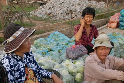 Buôn tiền tỉ qua biên giới bằng cái “alô” - 1 Buôn tiền tỉ qua biên giới bằng cái “alô” - 1