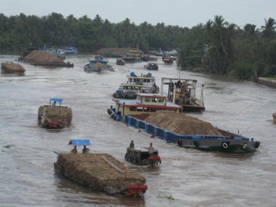Chìm tàu chở 50 tấn xi măng - 1