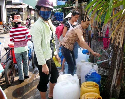 Điện tăng giá, nước cũng “ăn” theo - 1 Điện tăng giá, nước cũng “ăn” theo - 1