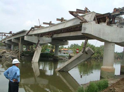 Sập nhịp cầu Chợ Đệm (TPHCM)