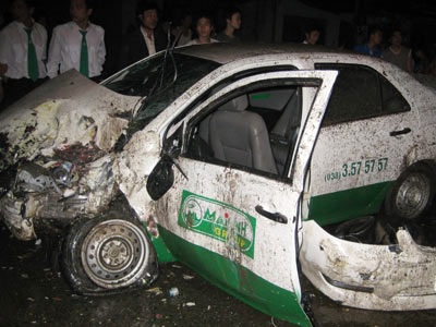 Xe container lao qua giải phân cách, đâm nát taxi Mai Linh - 1 Xe container lao qua giải phân cách, đâm nát taxi Mai Linh - 1