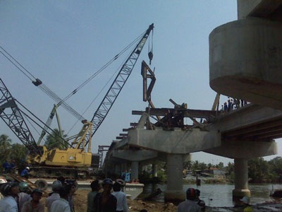 Trục vớt dầm cầu Chợ Đệm dưới lòng sông  - 1