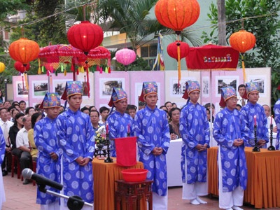 Rộn ràng lễ hội tại ngôi đình 200 năm tuổi - 2 Rộn ràng lễ hội tại ngôi đình 200 năm tuổi - 2