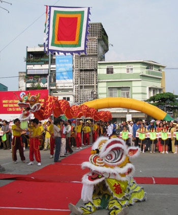 Rộn ràng lễ hội tại ngôi đình 200 năm tuổi - 1 Rộn ràng lễ hội tại ngôi đình 200 năm tuổi - 1