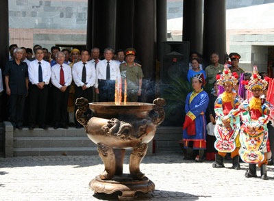 Trang nghiêm lễ rước linh vị Quốc tổ Hùng Vương - 2 Trang nghiêm lễ rước linh vị Quốc tổ Hùng Vương - 2