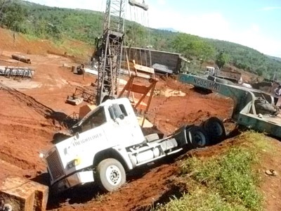 Xe “siêu trường” lao xuống mố cầu - 2 Xe “siêu trường” lao xuống mố cầu - 2