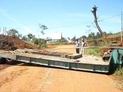 Xe “siêu trường” lao xuống mố cầu - 1 Xe “siêu trường” lao xuống mố cầu - 1