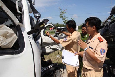 Hai ô tô đối đầu, 3 người tử vong - 1 Hai ô tô đối đầu, 3 người tử vong - 1