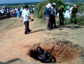 Xác người bị thiêu cháy trong nghĩa địa - 1