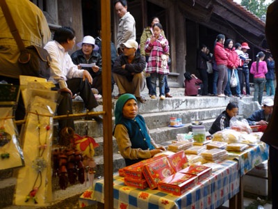 Cảnh “chướng tai gai mắt” ở hội Chùa Thầy - 8