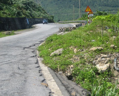 Đường đèo Hải Vân bị “hắt hủi” - 8 Đường đèo Hải Vân bị “hắt hủi” - 8