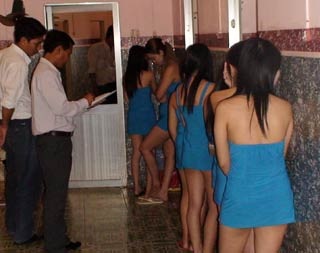 Cơ sở massage kích dục bóc lột, “nuôi nhốt” nhân viên - 1 Cơ sở massage kích dục bóc lột, “nuôi nhốt” nhân viên - 1