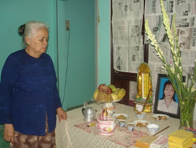Mẹ già cạn nước mắt chờ thi thể con - 1 Mẹ già cạn nước mắt chờ thi thể con - 1