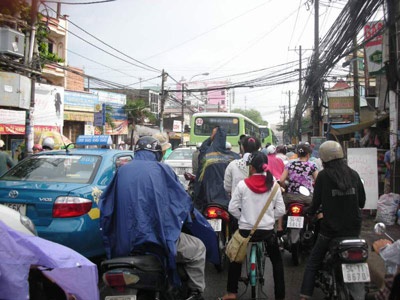 Dây điện rơi xuống đường, giật chết một người - 2