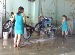 Kiều nữ rửa xe  - 1