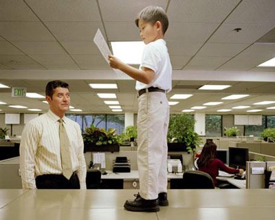 Nhân viên già làm việc với sếp trẻ - 1 Nhân viên già làm việc với sếp trẻ - 1