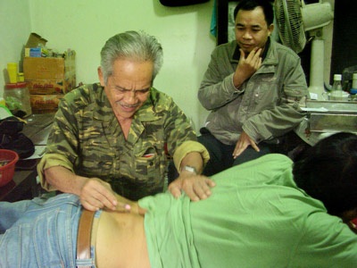 Kiểu chữa bệnh kỳ quái của thầy lang “chữa bách bệnh” - 2 Kiểu chữa bệnh kỳ quái của thầy lang “chữa bách bệnh” - 2