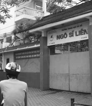 Cô giáo trường Ngô Sỹ Liên rơi từ tầng 4 xuống đất - 1 Cô giáo trường Ngô Sỹ Liên rơi từ tầng 4 xuống đất - 1