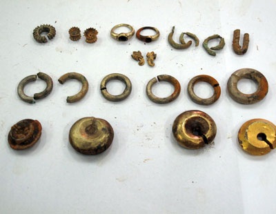 Thu giữ hiện vật cổ bằng vàng từ những người rà phế liệu - 1 Thu giữ hiện vật cổ bằng vàng từ những người rà phế liệu - 1