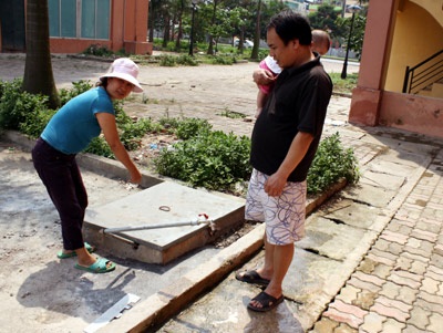 Dân hoang mang vì nước chung cư bốc mùi - 1 Dân hoang mang vì nước chung cư bốc mùi - 1