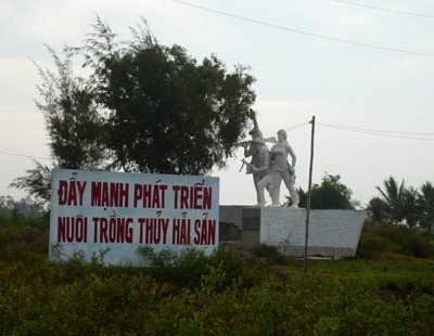 Những cảnh nực cười bên tượng đài chiến sĩ - 7